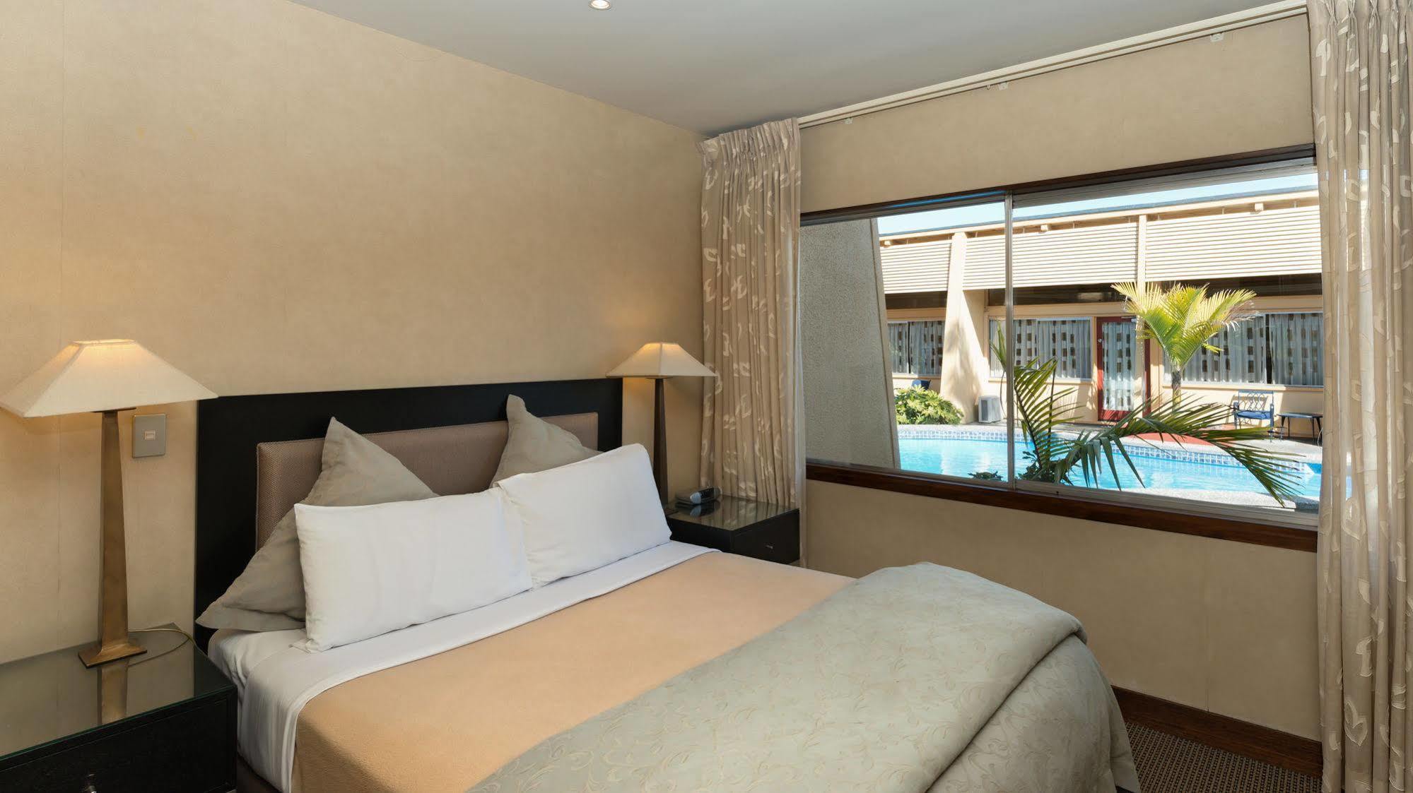 Oasis Beach Motel Taupo Eksteriør billede