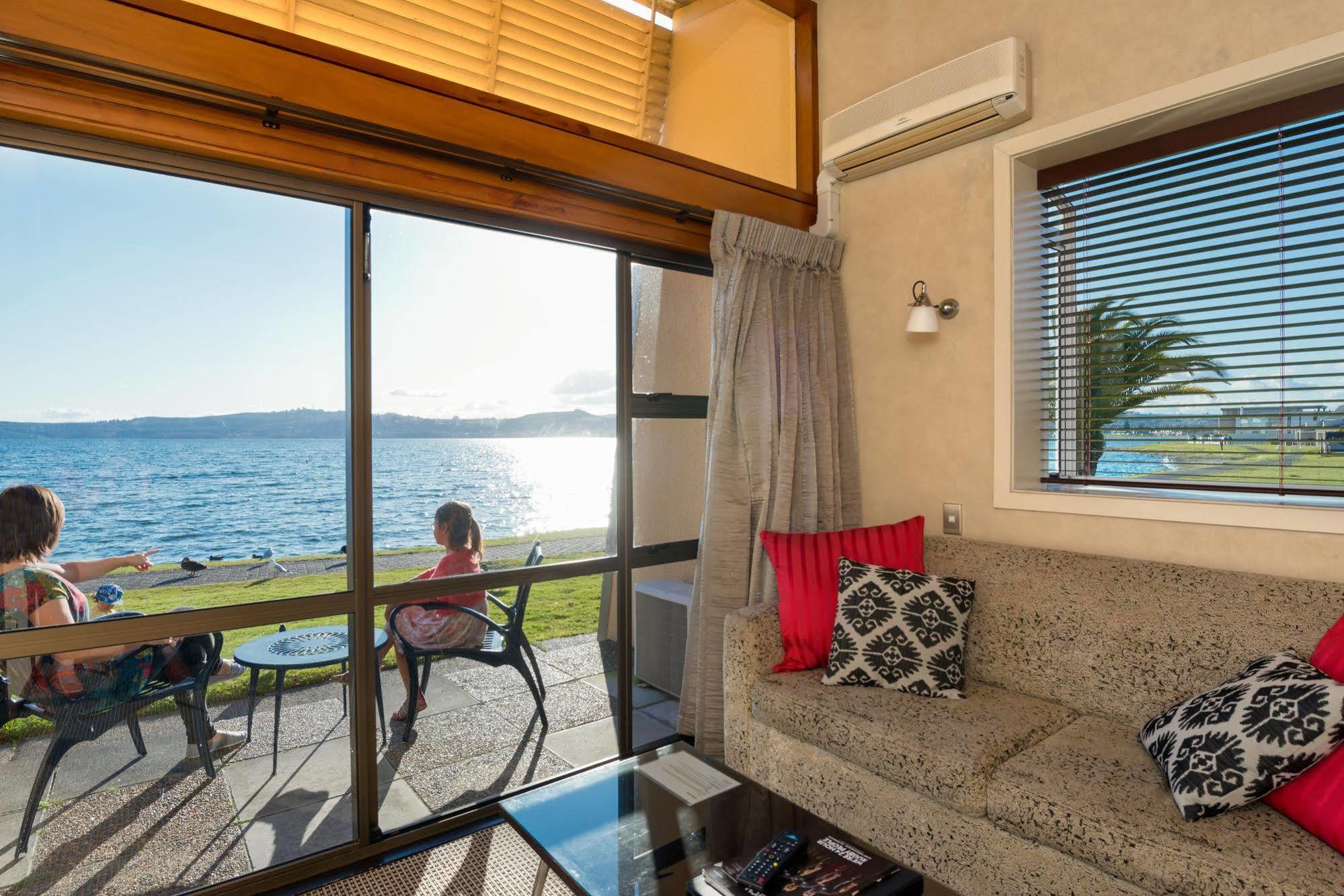Oasis Beach Motel Taupo Eksteriør billede