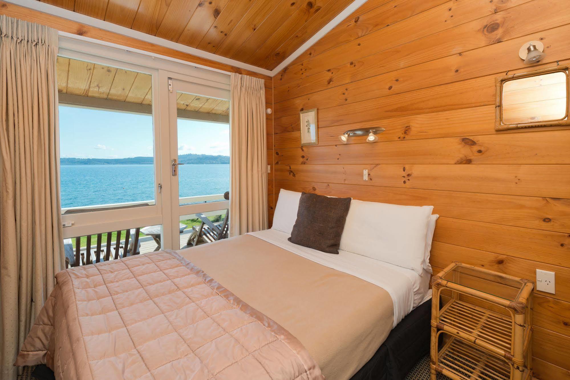 Oasis Beach Motel Taupo Eksteriør billede