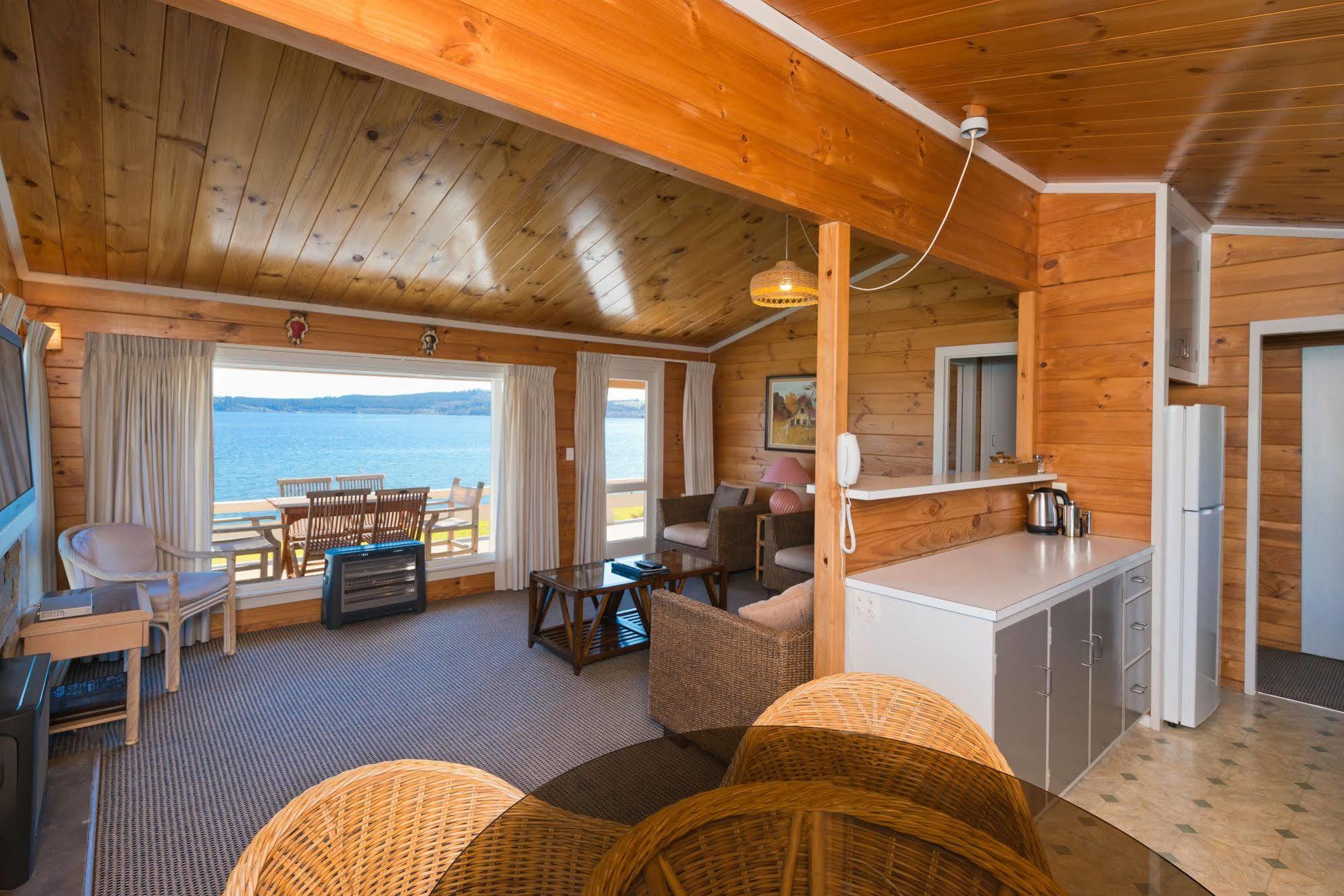 Oasis Beach Motel Taupo Eksteriør billede