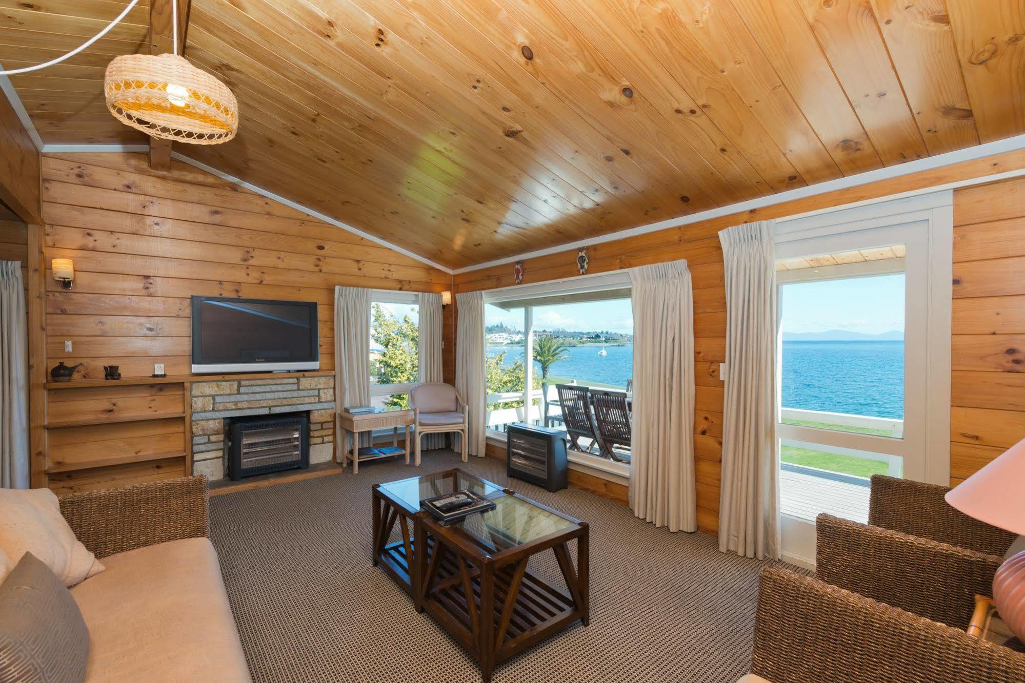 Oasis Beach Motel Taupo Eksteriør billede